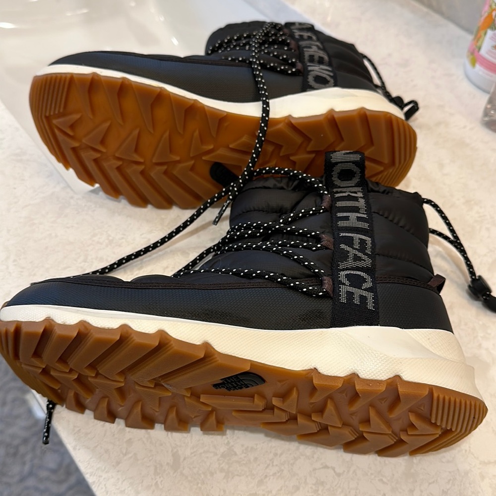 North Face Woman’s Size 8 winter boot.